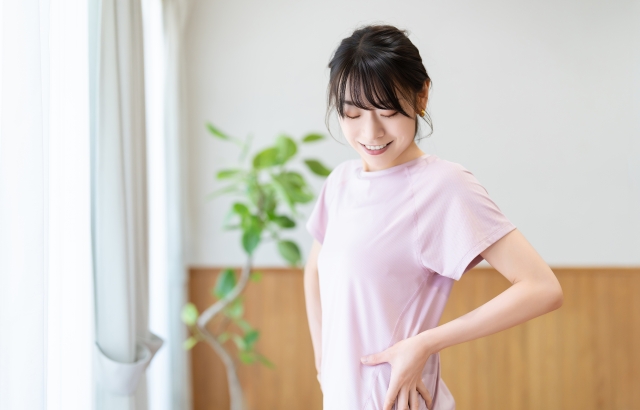 ボディラインチェックをする女性
