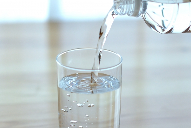 ペットボトル水を注ぐ