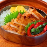 焼肉のたれで味つけがラク！「鶏の照り焼き」「パプリカとピーマンのカレー炒め」2品弁当