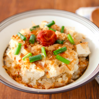 「混ぜるだけで主役級」火を使わない豆腐丼朝ごはんレシピ3選