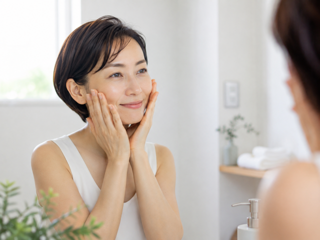 顔をおさえる女性