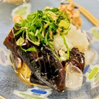 朝からがっつり！夏バテ解消の「肉おろしナスぶっかけそうめん」