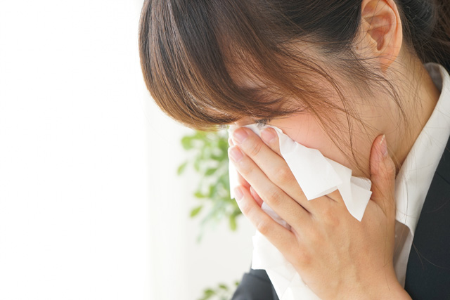 女性　鼻水　鼻炎