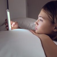 「夜ふかし」を3単語の英語で言うと？