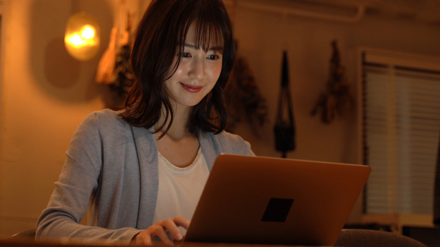 夜ふかしの女性