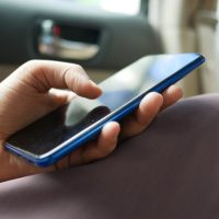 「タクシーにスマホを忘れた」って英語でどう言う？