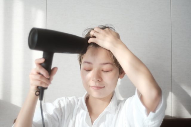 ドライヤーする女性