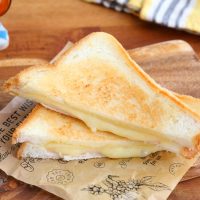 フライパンで簡単！チーズがとろ～り♪「ハム入りグリルドチーズサンド」