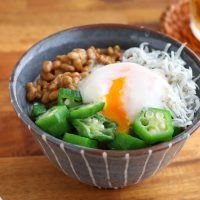 火も包丁も使わない！腸活にうれしい「オクラ納豆ばくだん丼」