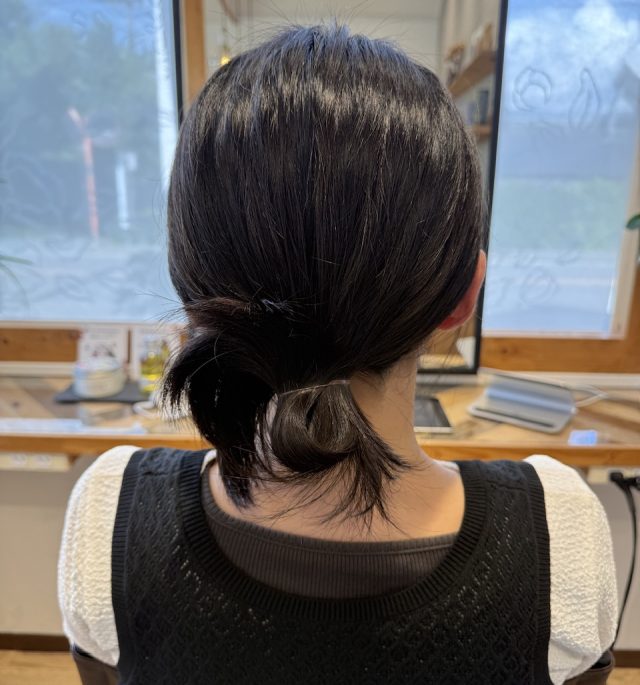 女性のうしろ姿