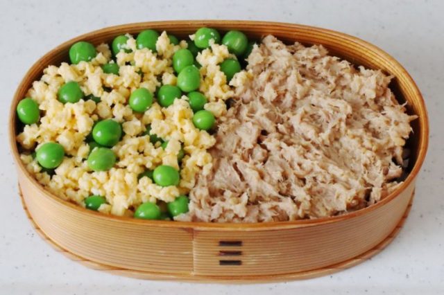 ツナマヨそぼろとグリンピース卵をのせたお弁当