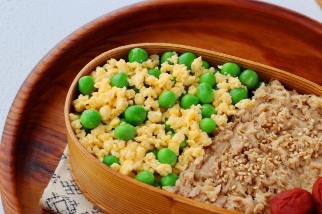 「ツナマヨそぼろ」「グリンピース卵そぼろ」2品弁当