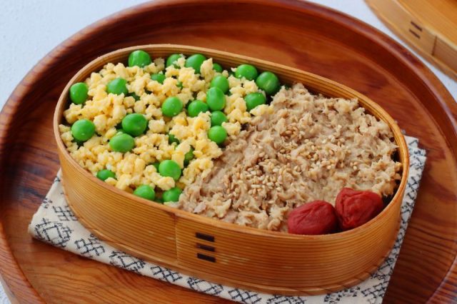 「ツナマヨそぼろ」「グリンピース卵そぼろ」2品弁当