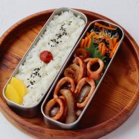 うまみたっぷりで美味！「イカたまねぎ」「じゃこ海苔にんじん」2品弁当