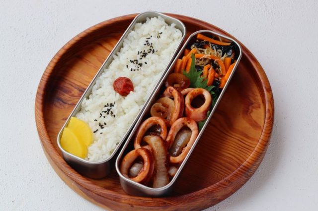 「イカたまねぎ」「じゃこ海苔にんじん」2品弁当