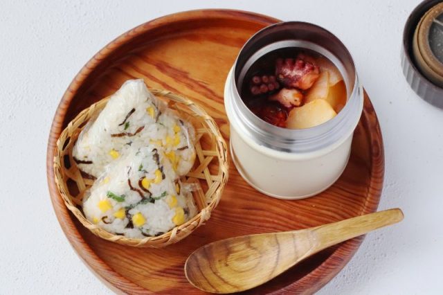 「タコじゃが」「大葉コーンのおにぎり」2品弁当
