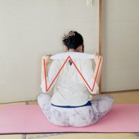 座ったまま8回！フェイスタオルで簡単「背中すっきり」ピラティス