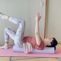 【朝1分】ぽっこり下腹対策！膝をくるくる回す「体幹ピラティス」