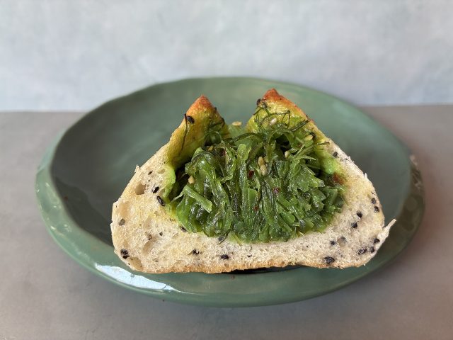 めかぶの黒ごまフランス断面