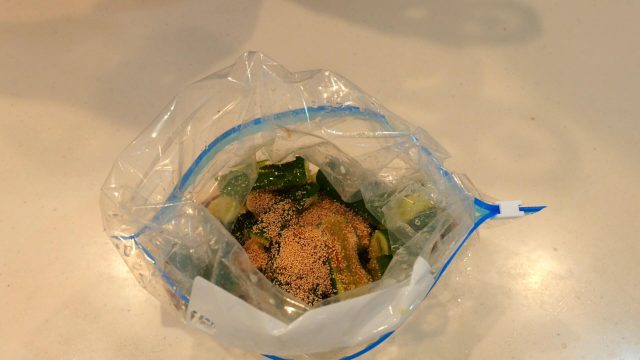 保存袋に入れたきゅうりと調味料