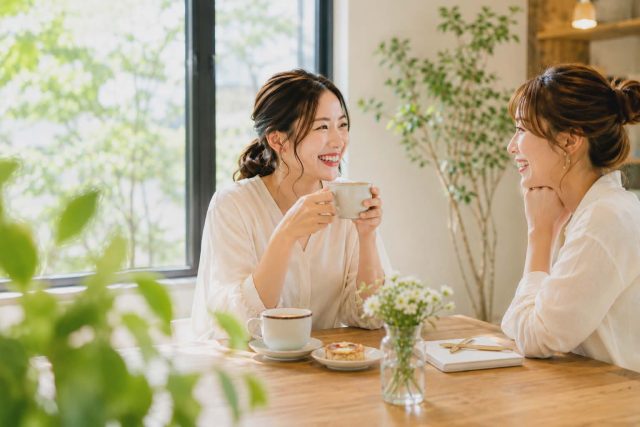 笑顔で語らう女性2人