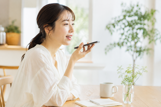 音声入力する女性