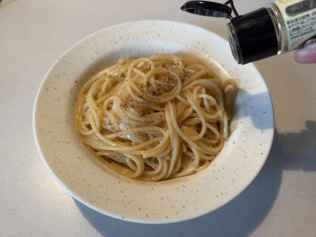 黒こしょうを振る