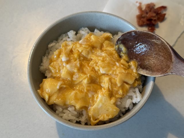 ご飯に卵をのせる
