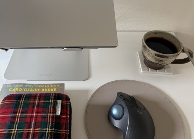デスク周辺に置かれたコーヒー