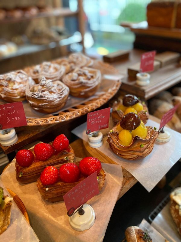 綺麗なデニッシュの並ぶ店内