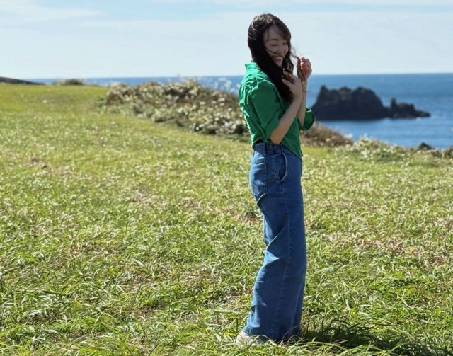 野原に立つ女性