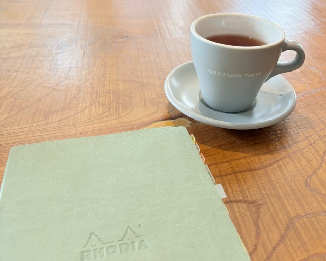 手帳とコーヒーカップ