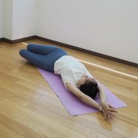 朝1分！寝たままひざをパタン♪重だるい腰をほぐす「腰ひねりストレッチ」