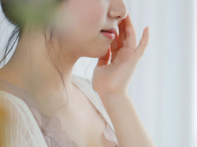 頬を触る女性