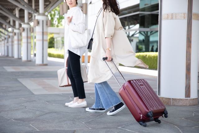 スーツケースを引く女性