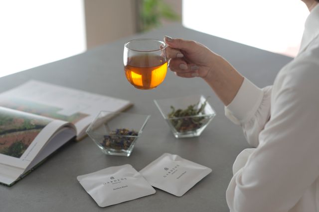 お茶を持つ手元