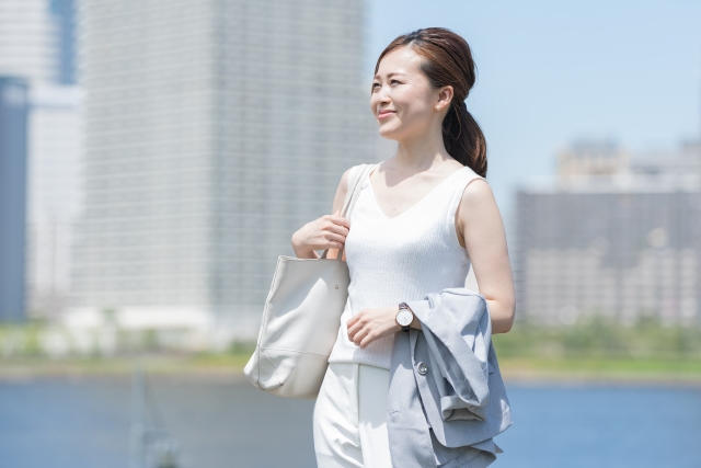 ノースリーブ姿の女性