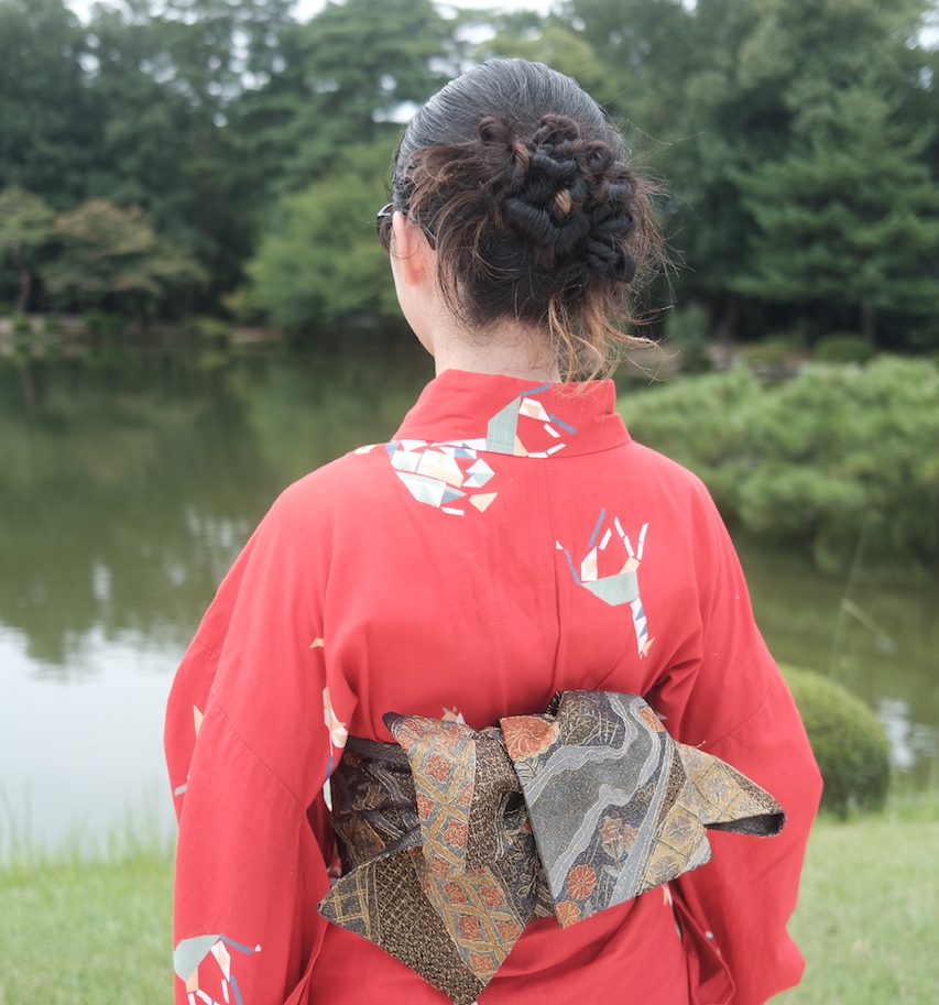 浴衣を着た女性の後姿