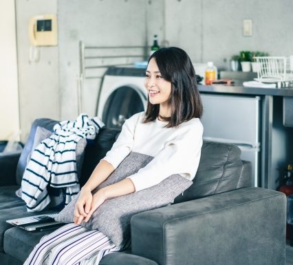 ソファに座る女性