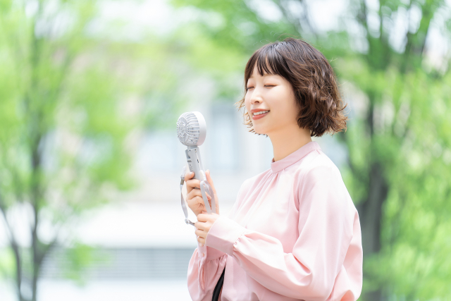 ハンディファンをもつ女性