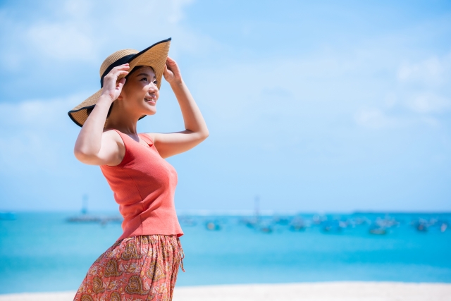 海辺の女性