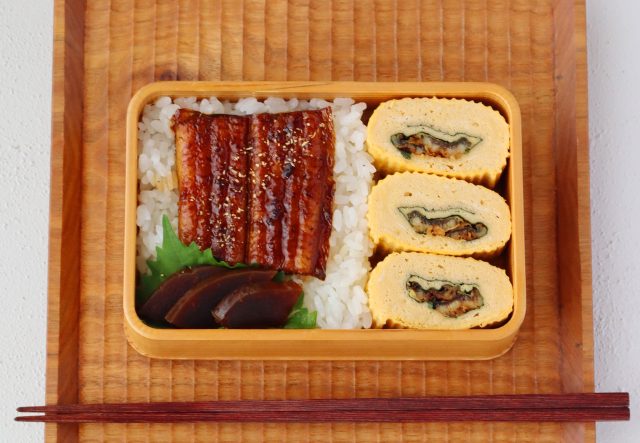「うなぎの蒲焼丼」「う巻き」2品弁当