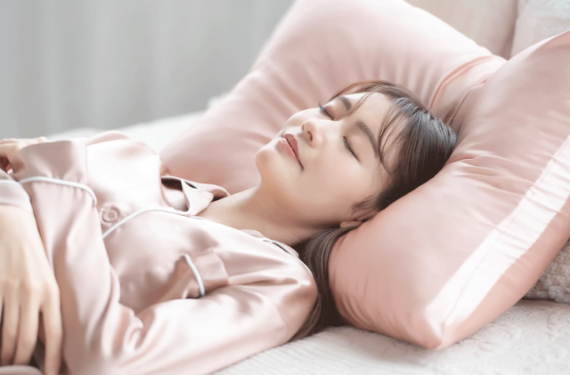 シルクの枕で眠る女性