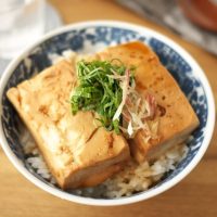 「軽いのに満たされる」食べ過ぎリセット！豆腐丼朝ごはんレシピ3選