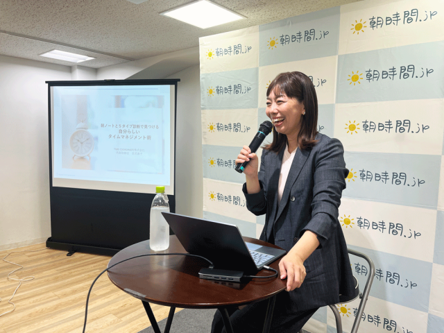 吉武麻子さんご講演中笑顔