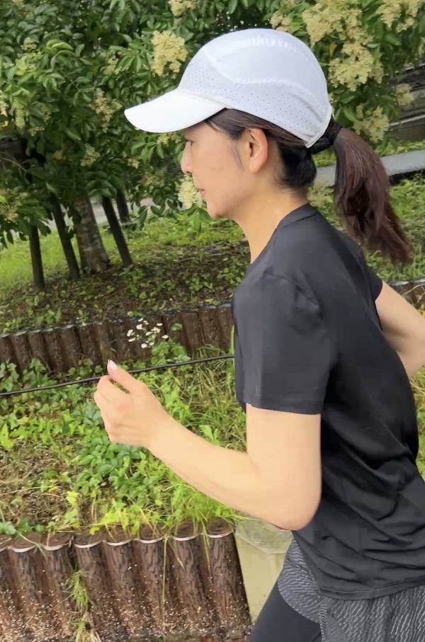 運動する女性