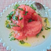 夏のトマトは丸ごと冷凍！2分で作れる「丸ごとトマトのサラダ」