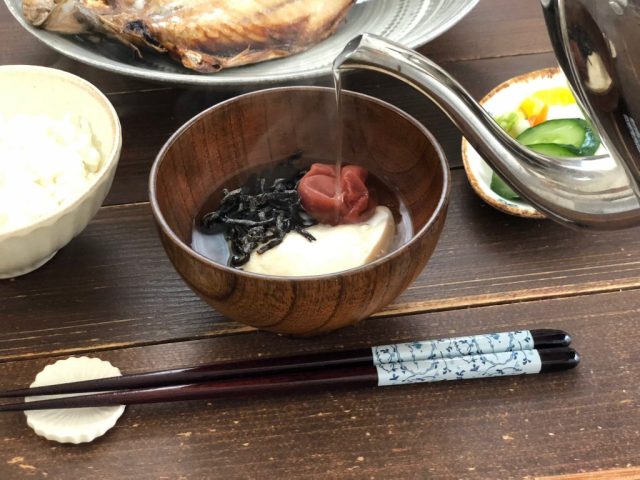 くずし梅と塩昆布のお吸い物
