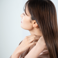 「見た目年齢」は髪で変わる！？髪がパサつく原因とツヤを取り戻す対策