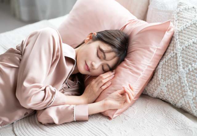 シルクの枕で眠る女性